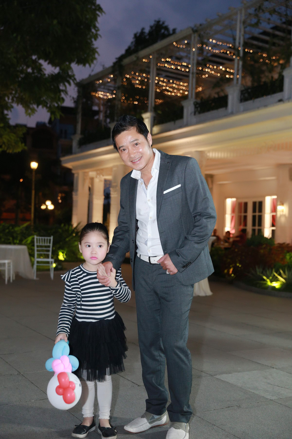 Cựu danh thủ Hồng Sơn và con gái đến dự tiệc cưới của nam diễn viên hài và bạn gái 9x